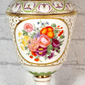 Porselein uit Parijs, vaas op voetstuk, veelkleurig bloemendecor en vergulding, 18e eeuw