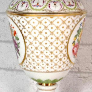 Porcelaine de Paris, vase sur piédouche, décor floral polychrome et dorures, XVIIIe s