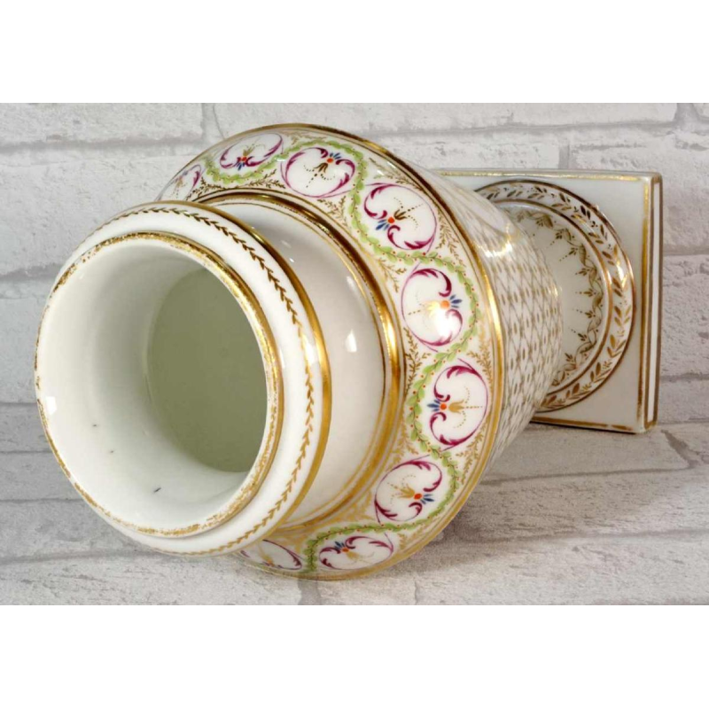 Porcelaine de Paris, vase sur piédouche, décor floral polychrome et dorures, XVIIIe s