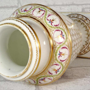 Porcelaine de Paris, vase sur piédouche, décor floral polychrome et dorures, XVIIIe s