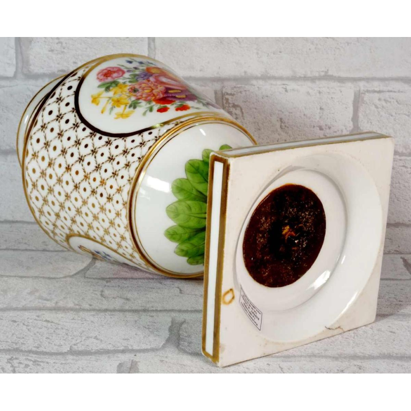 Porselein uit Parijs, vaas op voetstuk, veelkleurig bloemendecor en vergulding, 18e eeuw