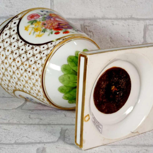 Porselein uit Parijs, vaas op voetstuk, veelkleurig bloemendecor en vergulding, 18e eeuw