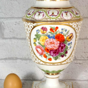 Porcelaine de Paris, vase sur piédouche, décor floral polychrome et dorures, XVIIIe s