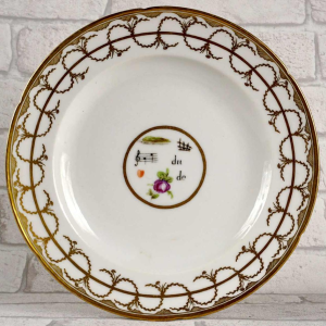 Manufacture de Nast / Porcelaine de Paris, assiette à décor de rebus, XVIIIe s
