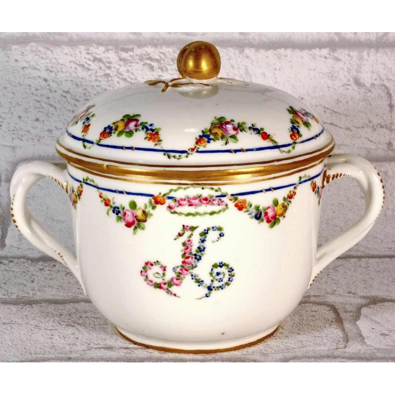 Porcelaine de Paris, écuelle à bouillon et son couvercle, XVIIIe s