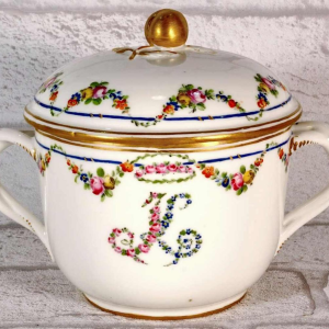 Paris porcelain, stock bowl and lid, 18th century