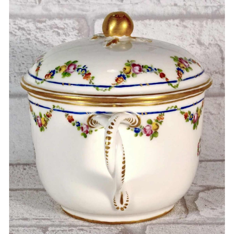 Porcelaine de Paris, écuelle à bouillon et son couvercle, XVIIIe s