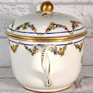 Porcelaine de Paris, écuelle à bouillon et son couvercle, XVIIIe s