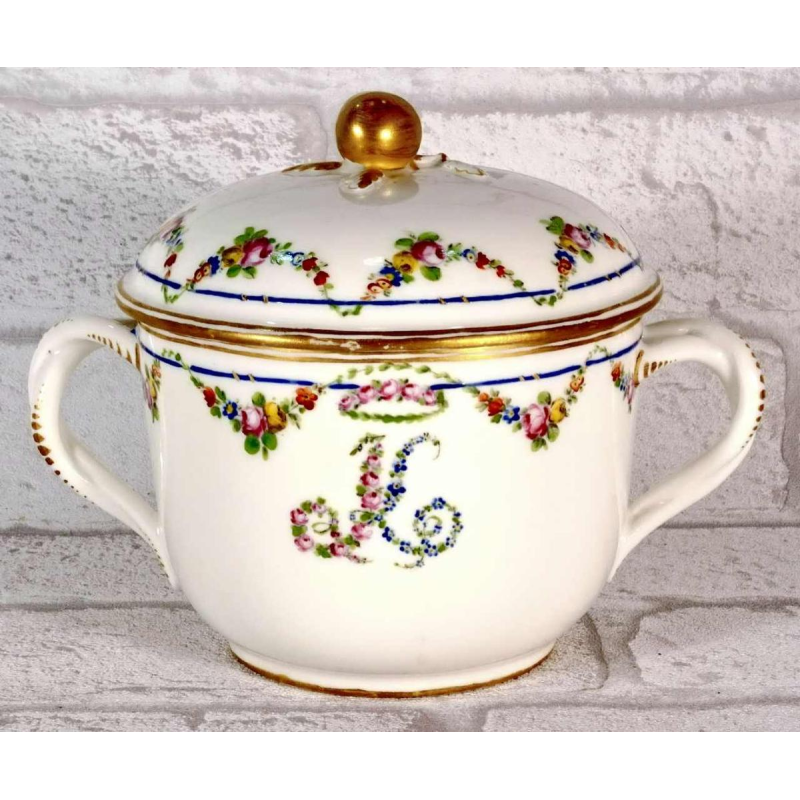 Porcelaine de Paris, écuelle à bouillon et son couvercle, XVIIIe s