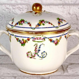 Porcelaine de Paris, écuelle à bouillon et son couvercle, XVIIIe s