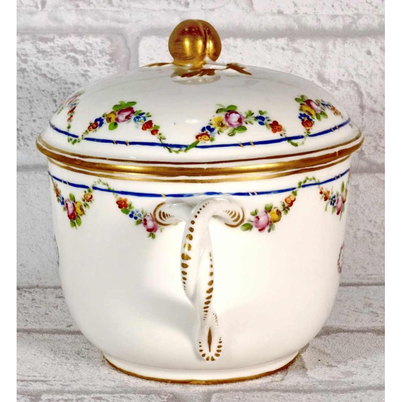 Porcelaine de Paris, écuelle à bouillon et son couvercle, XVIIIe s