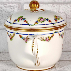 Porcelaine de Paris, écuelle à bouillon et son couvercle, XVIIIe s