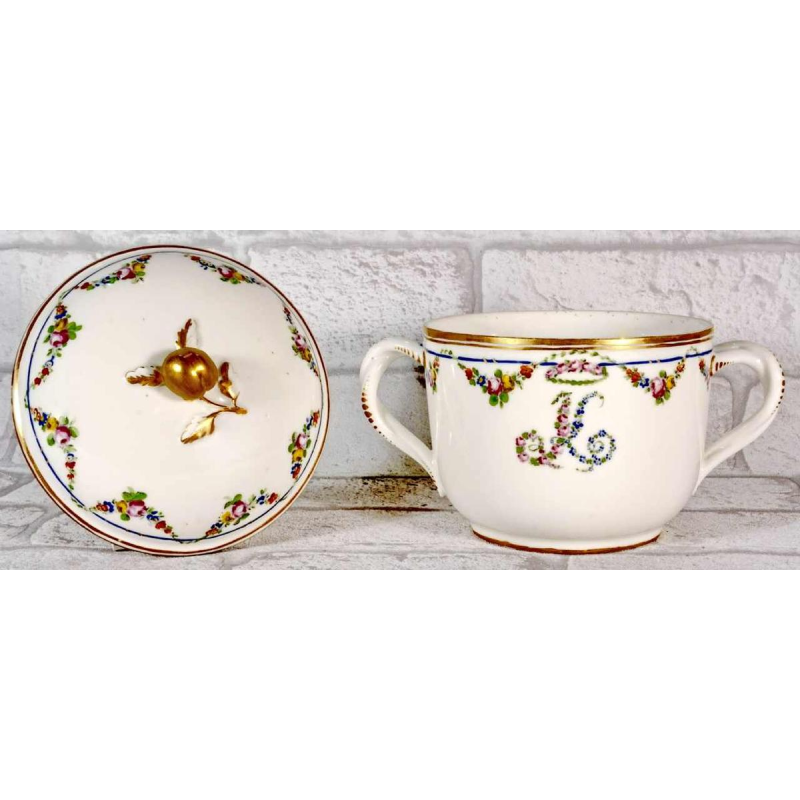 Porcelaine de Paris, écuelle à bouillon et son couvercle, XVIIIe s