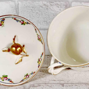 Porcelaine de Paris, écuelle à bouillon et son couvercle, XVIIIe s