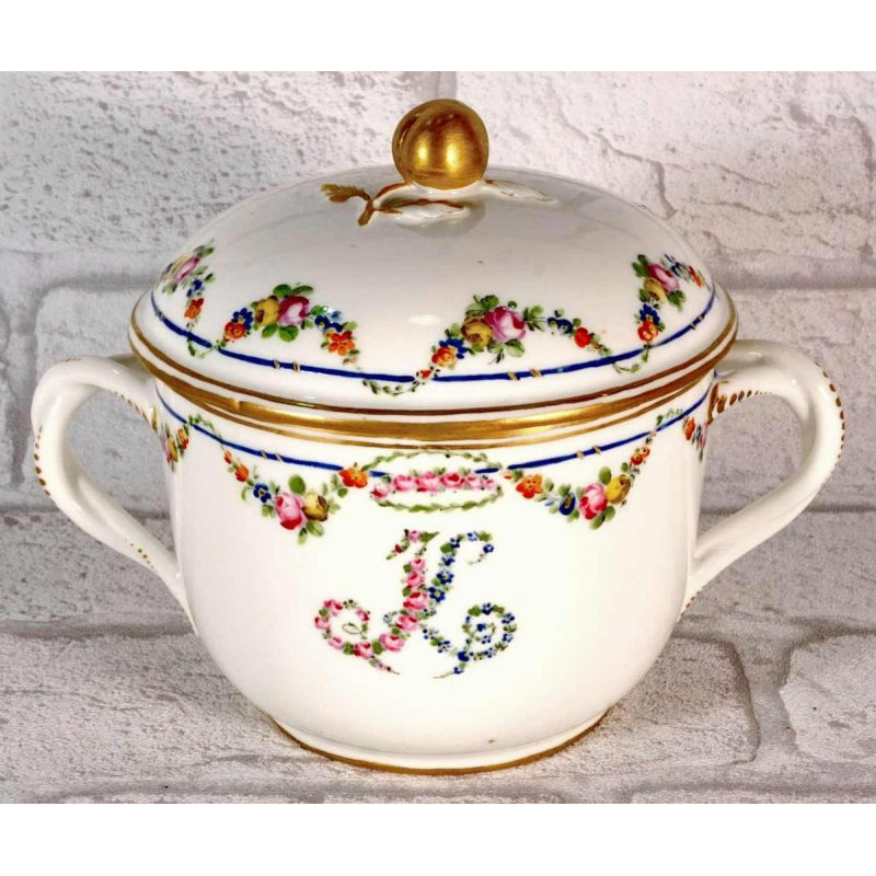 Porcelaine de Paris, écuelle à bouillon et son couvercle, XVIIIe s