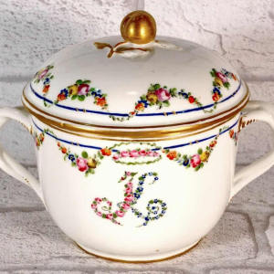 Paris porcelain, stock bowl and lid, 18th century