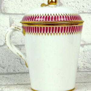Tasse trembleuse couverte et sa soucoupe en porcelaine de Paris, fin XVIIIe