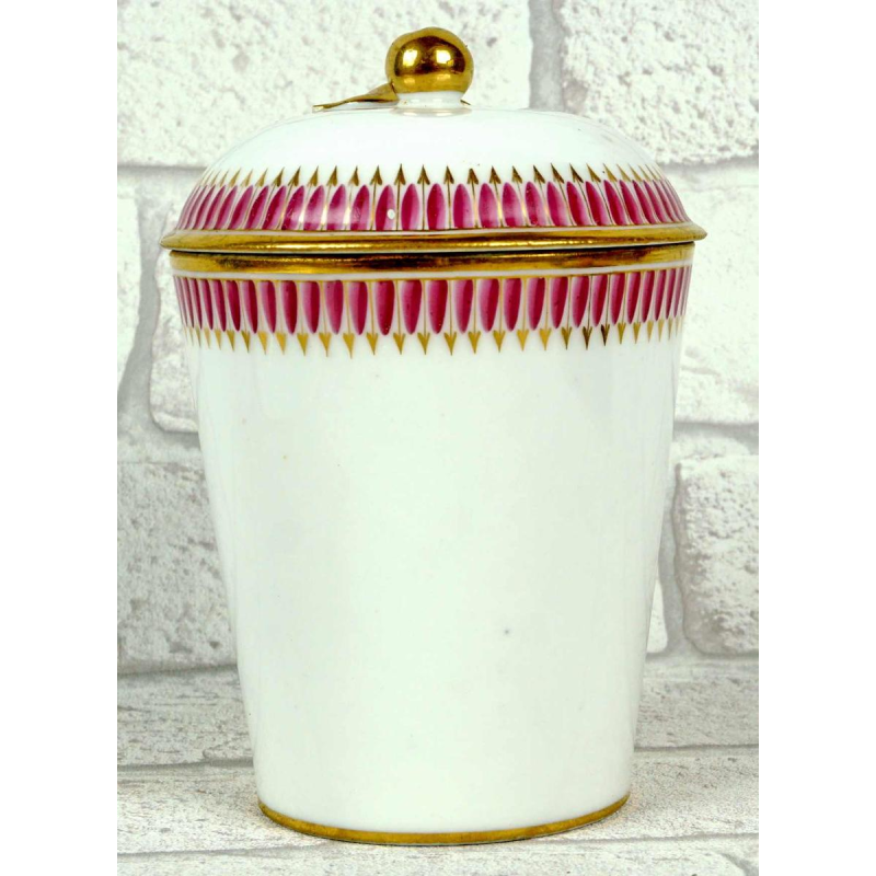 Tasse trembleuse couverte et sa soucoupe en porcelaine de Paris, fin XVIIIe