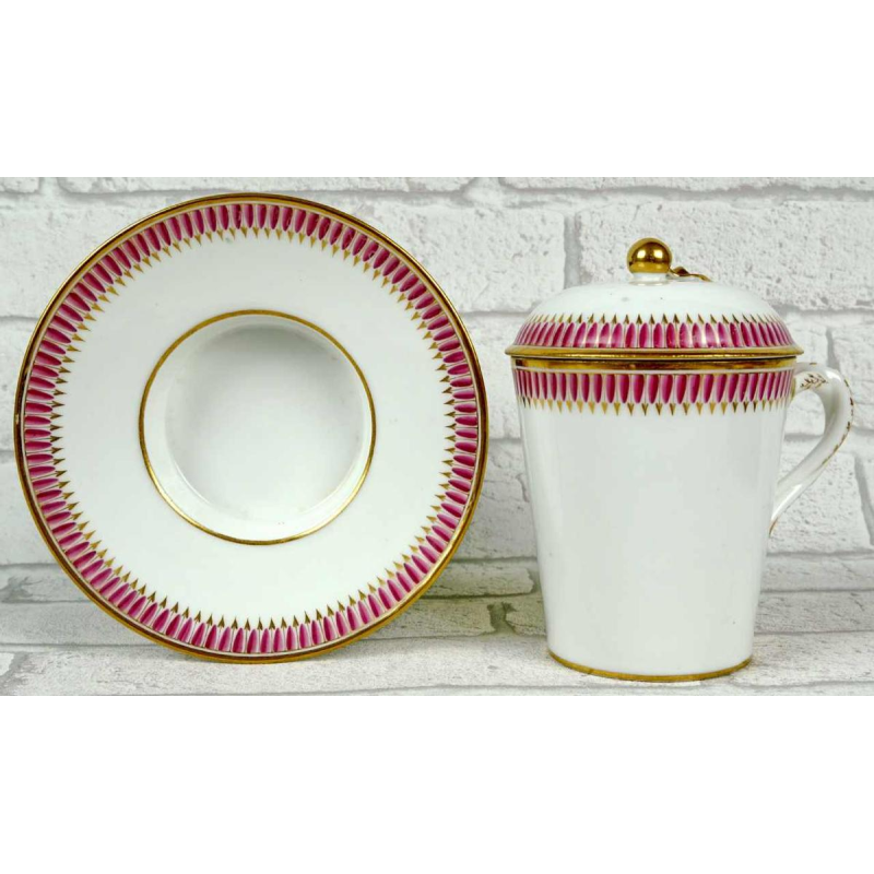 Tasse trembleuse couverte et sa soucoupe en porcelaine de Paris, fin XVIIIe