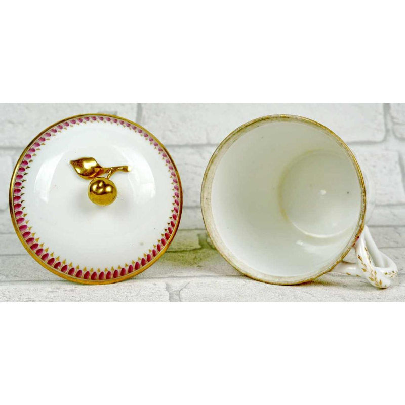 Tasse trembleuse couverte et sa soucoupe en porcelaine de Paris, fin XVIIIe