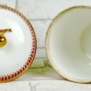 Tasse trembleuse couverte et sa soucoupe en porcelaine de Paris, fin XVIIIe