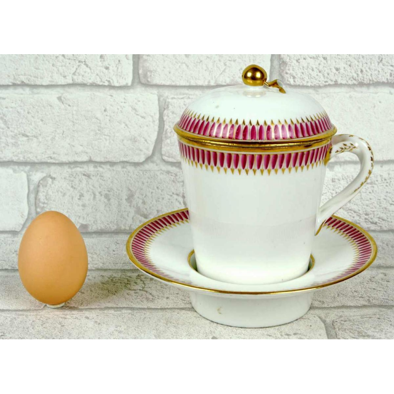 Tasse trembleuse couverte et sa soucoupe en porcelaine de Paris, fin XVIIIe