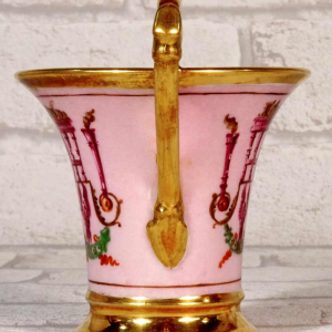 Porcelaine de Paris, tasse 'Jasmin' et sa soucoupe d'époque Empire, XIXe s