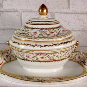 Porcelaine de Paris - Manufacture du Duc d'Angoulême, sucrier couvert, XVIIIe s