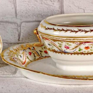 Porcelaine de Paris - Manufacture du Duc d'Angoulême, covered sugar bowl, 18th century