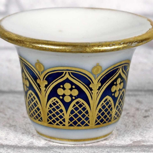 Porcelaine de Paris, mortier à fard à décor doré dit "CATHEDRALE" sur fond bleu, début XIXe s