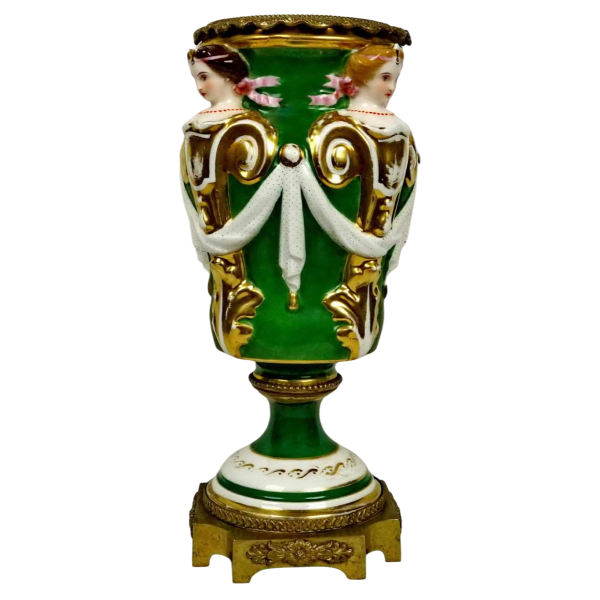 Vase en porcelaine à décor de cariatides et monture en bronze doré, XIXe s