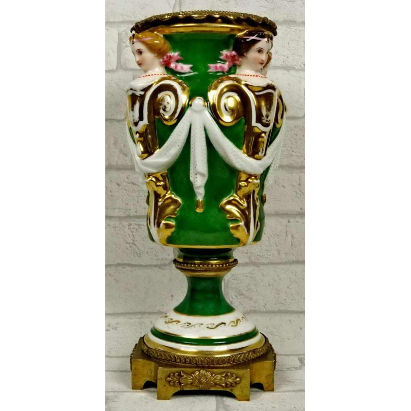 Vase en porcelaine à décor de cariatides et monture en bronze doré, XIXe s