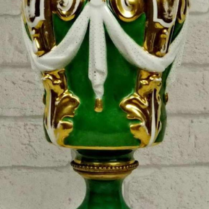 Porseleinen vaas met kariatide versiering en verguld bronzen montuur, 19e eeuw