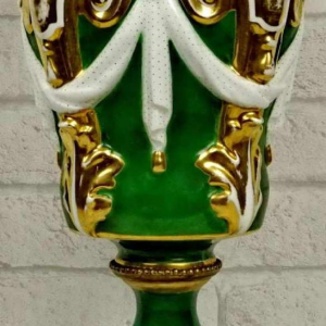 Porseleinen vaas met kariatide versiering en verguld bronzen montuur, 19e eeuw