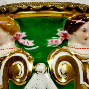 Vase en porcelaine à décor de cariatides et monture en bronze doré, XIXe s