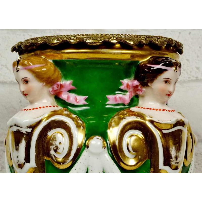 Vase en porcelaine à décor de cariatides et monture en bronze doré, XIXe s