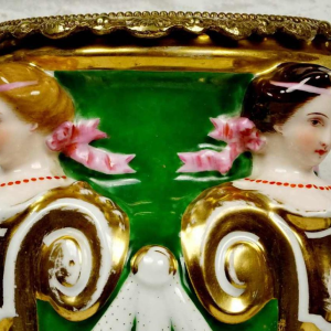 Vase en porcelaine à décor de cariatides et monture en bronze doré, XIXe s