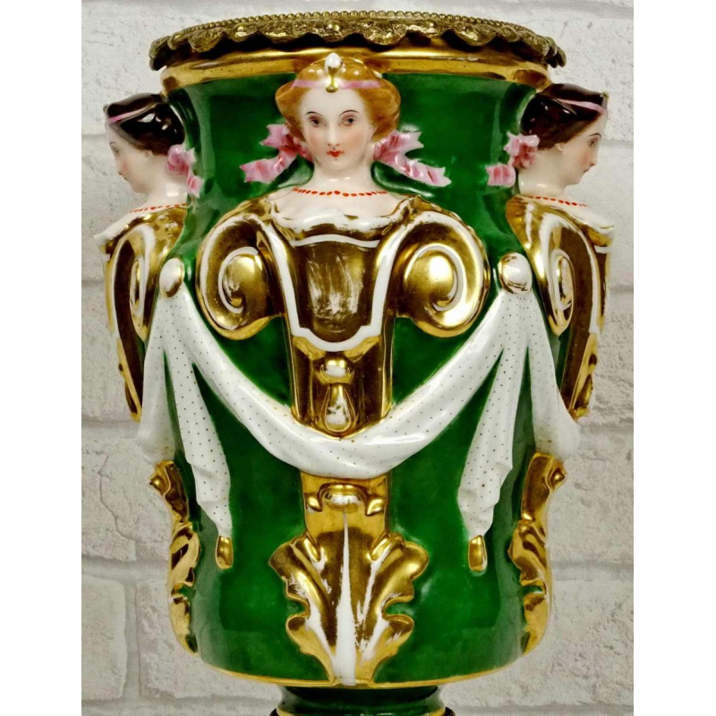 Porseleinen vaas met kariatide versiering en verguld bronzen montuur, 19e eeuw