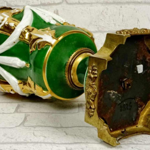 Porseleinen vaas met kariatide versiering en verguld bronzen montuur, 19e eeuw