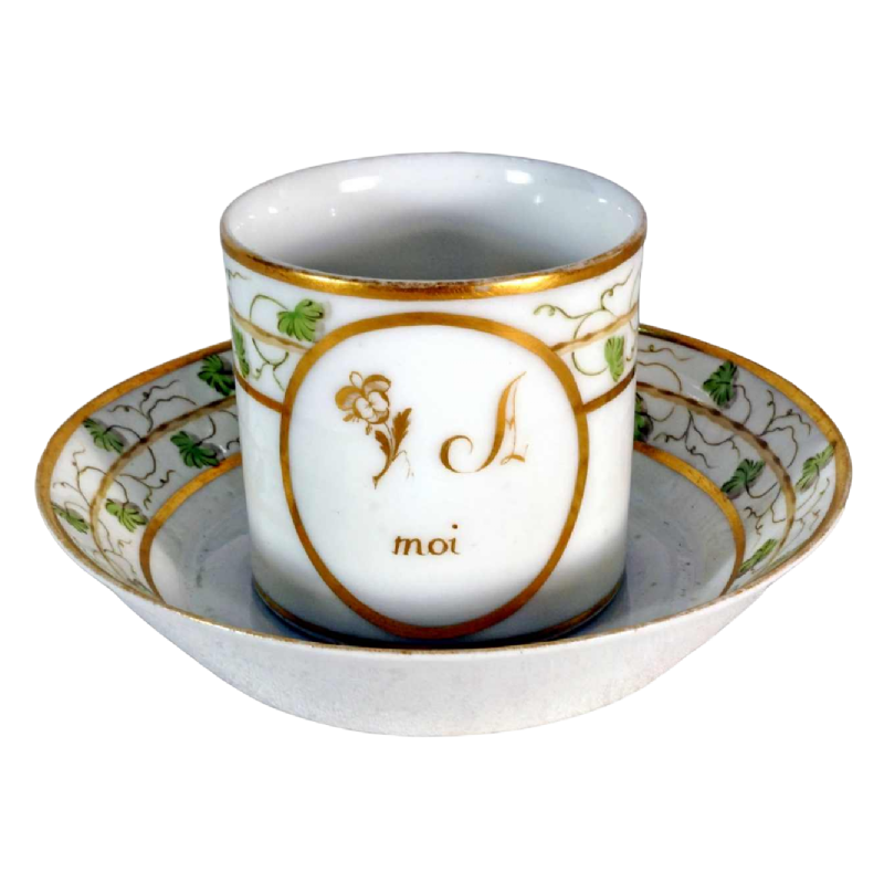 Porcelaine de Paris, tasse et sa soucoupe à décor de rebus, XVIIIe s