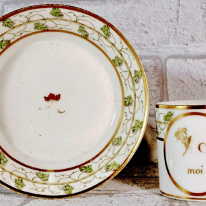 Parijs porselein, kop en schotel met rebus decoratie, 18e eeuw