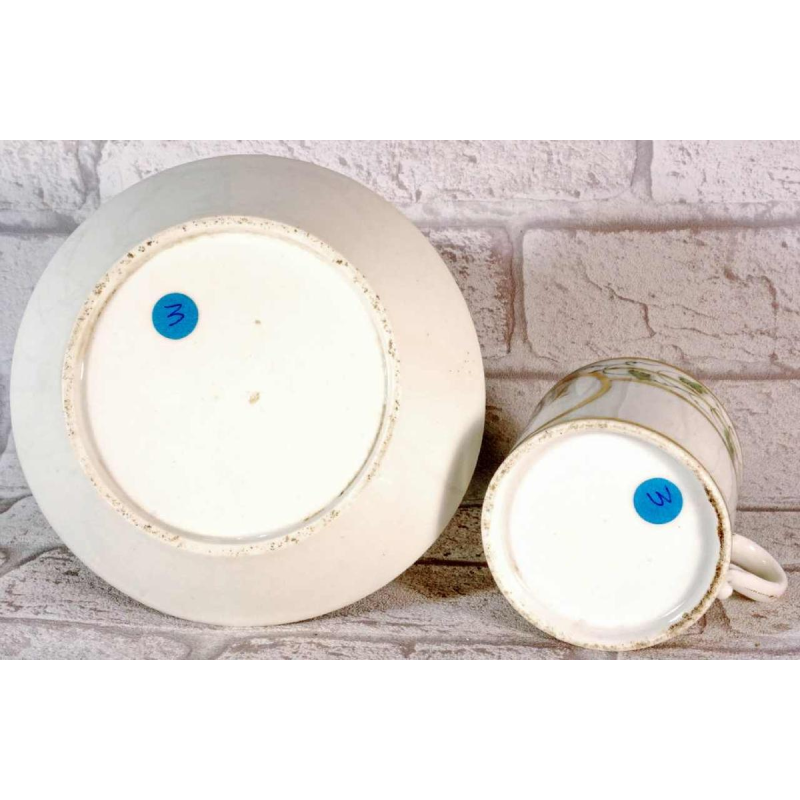 Porcelaine de Paris, tasse et sa soucoupe à décor de rebus, XVIIIe s