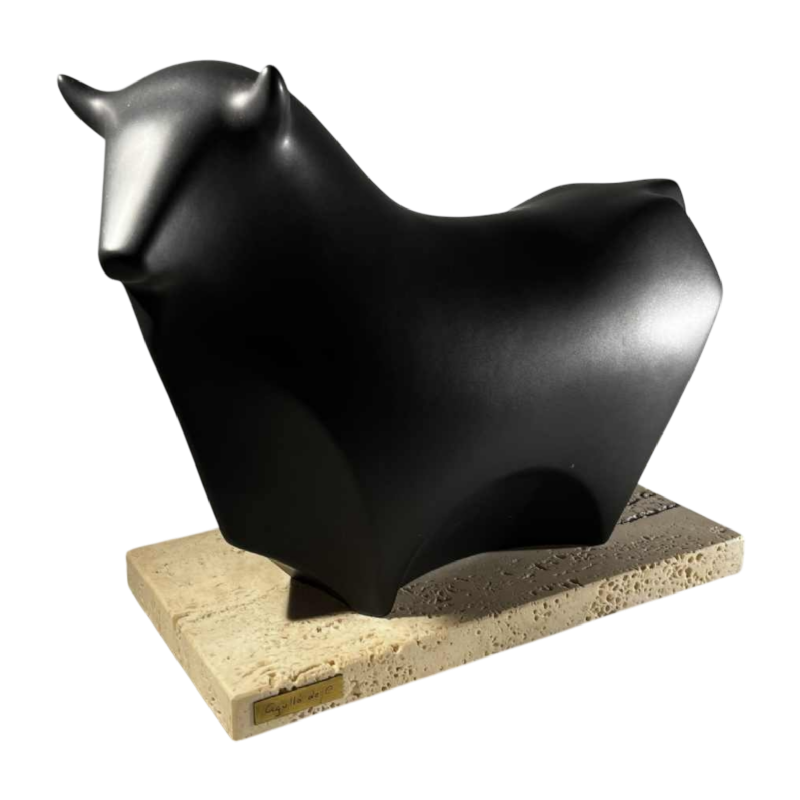 Vicente Agullo / Porta Celi, sculpture taureau / bizon noir, céramique porcelaine, socle travertin, ca 1970