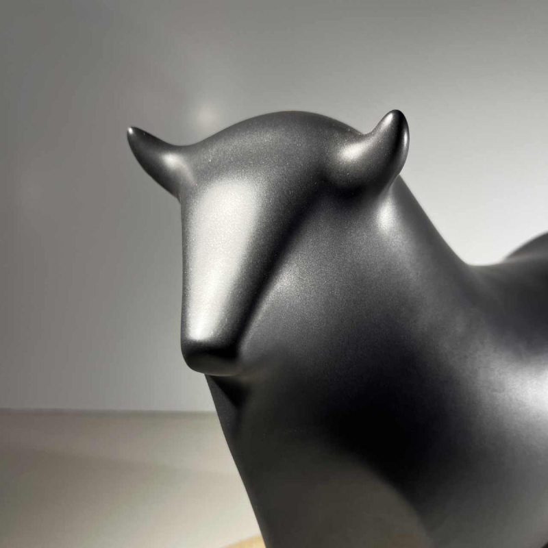 Vicente Agullo / Porta Celi, sculpture taureau / bizon noir, céramique porcelaine, socle travertin, ca 1970