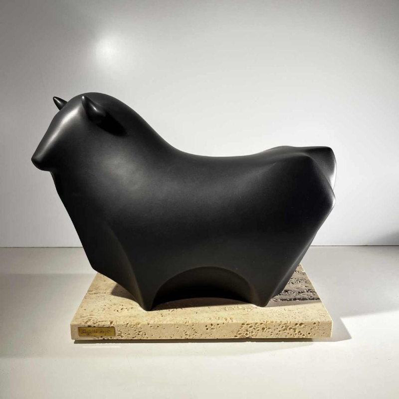 Vicente Agullo / Porta Celi, sculpture taureau / bizon noir, céramique porcelaine, socle travertin, ca 1970