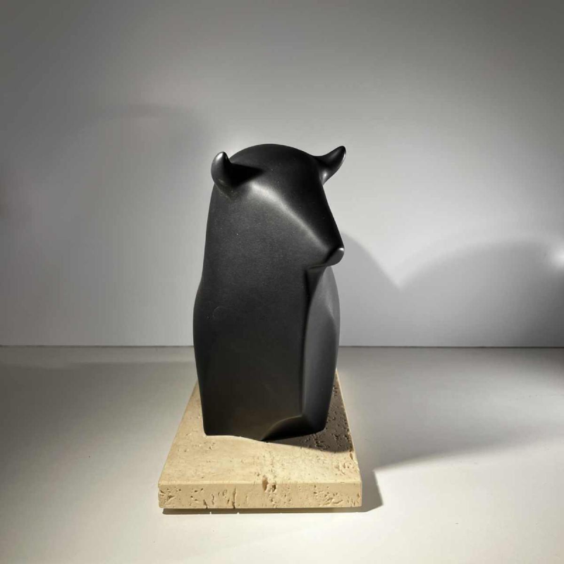 Vicente Agullo / Porta Celi, sculpture taureau / bizon noir, céramique porcelaine, socle travertin, ca 1970