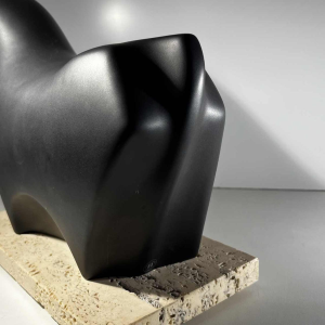 Vicente Agullo / Porta Celi, sculpture taureau / bizon noir, céramique porcelaine, socle travertin, ca 1970