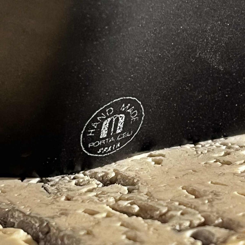 Vicente Agullo / Porta Celi, sculpture taureau / bizon noir, céramique porcelaine, socle travertin, ca 1970