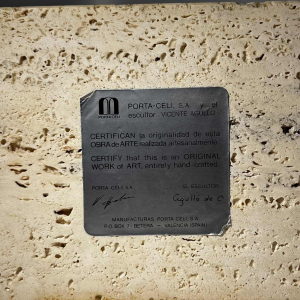 Vicente Agullo / Porta Celi, stier / zwarte bizonsculptuur, porseleinkeramiek, travertijnbasis, ca 1970