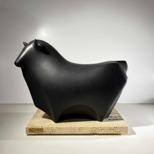 Vicente Agullo / Porta Celi, stier / zwarte bizonsculptuur, porseleinkeramiek, travertijnbasis, ca 1970
